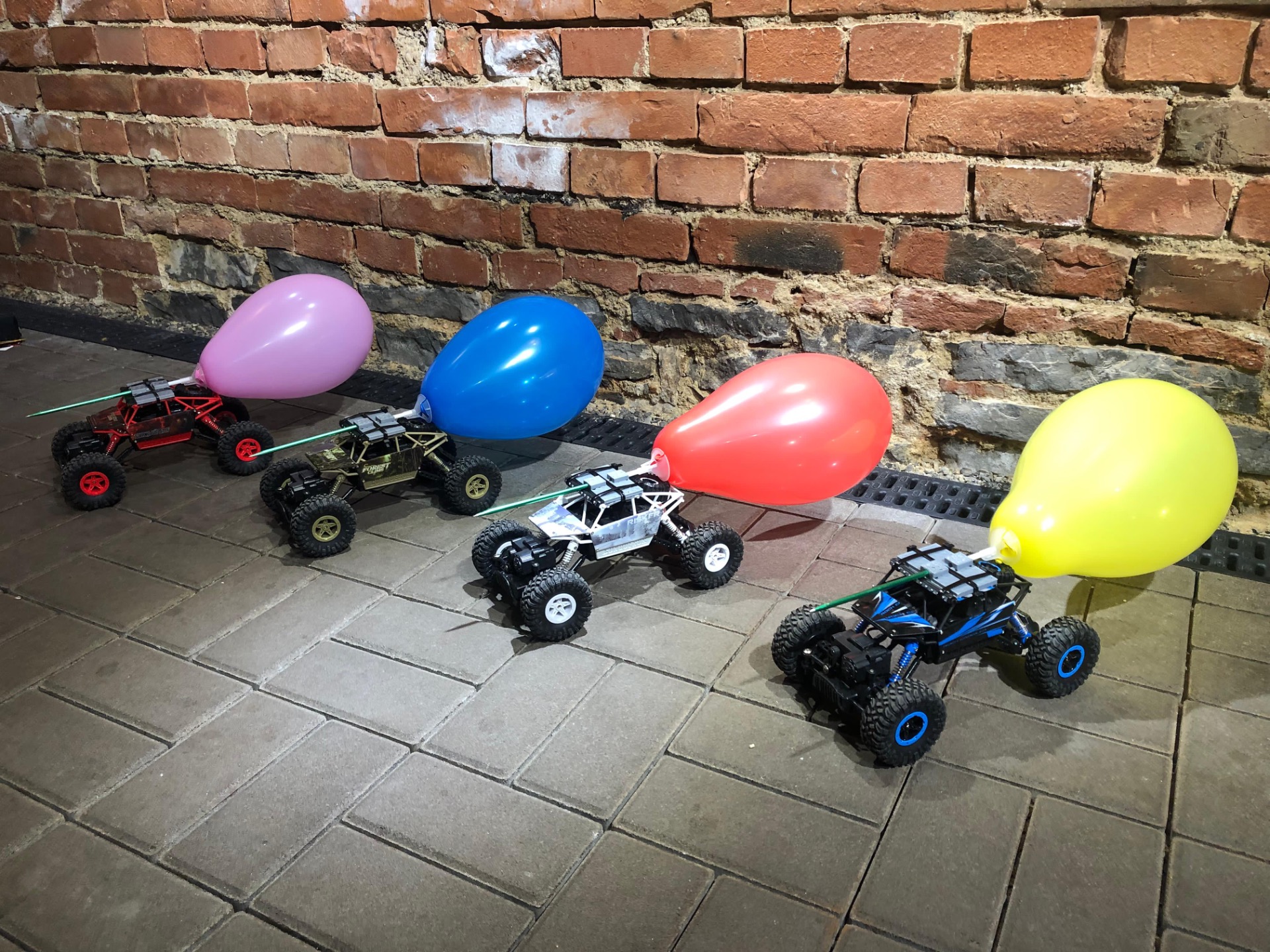 Balónkové klání s RC terénními auty